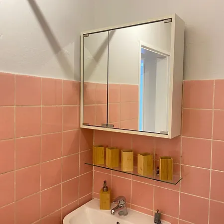 2-zimmer-wohnung Mit Balkon In Der アパート *