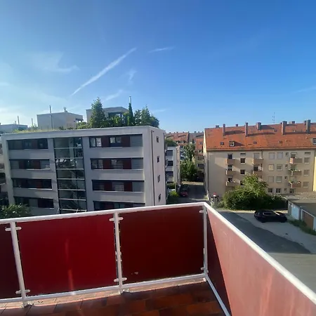 2-zimmer-wohnung Mit Balkon In Der アパート