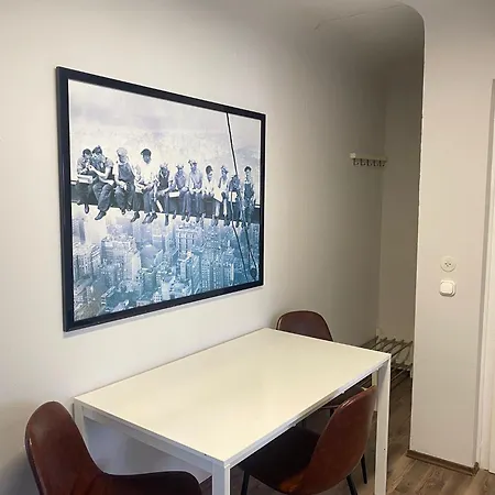 Apartment 2-zimmer-wohnung Mit Balkon In Der *